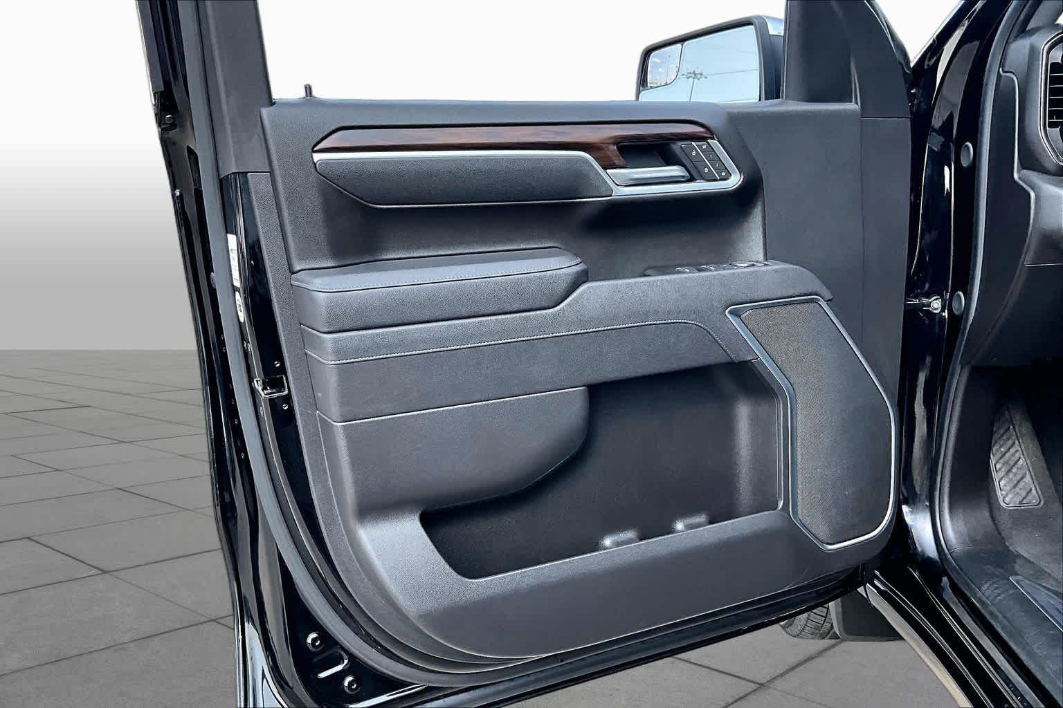 Used 2025 Onyx Black GMC SLT image 22