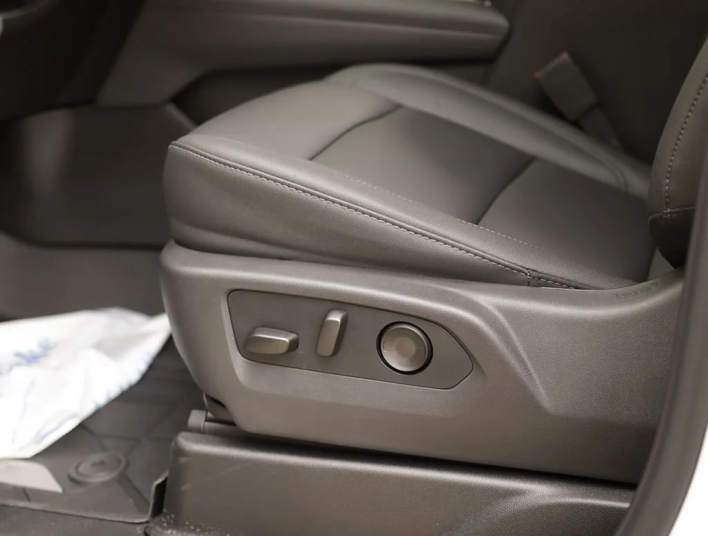 New 2026 Summit White Chevrolet LT image 23