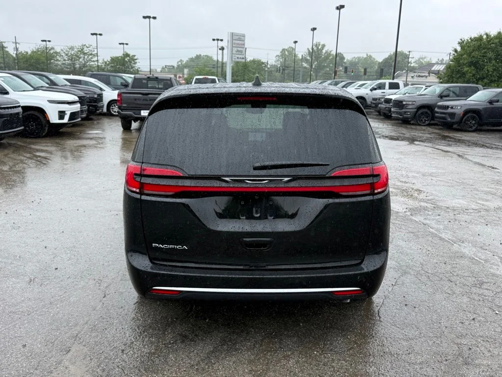 New 2027 Diamond Black Crystal Pearl-Coat Exterior Paint Chrysler Select image 7