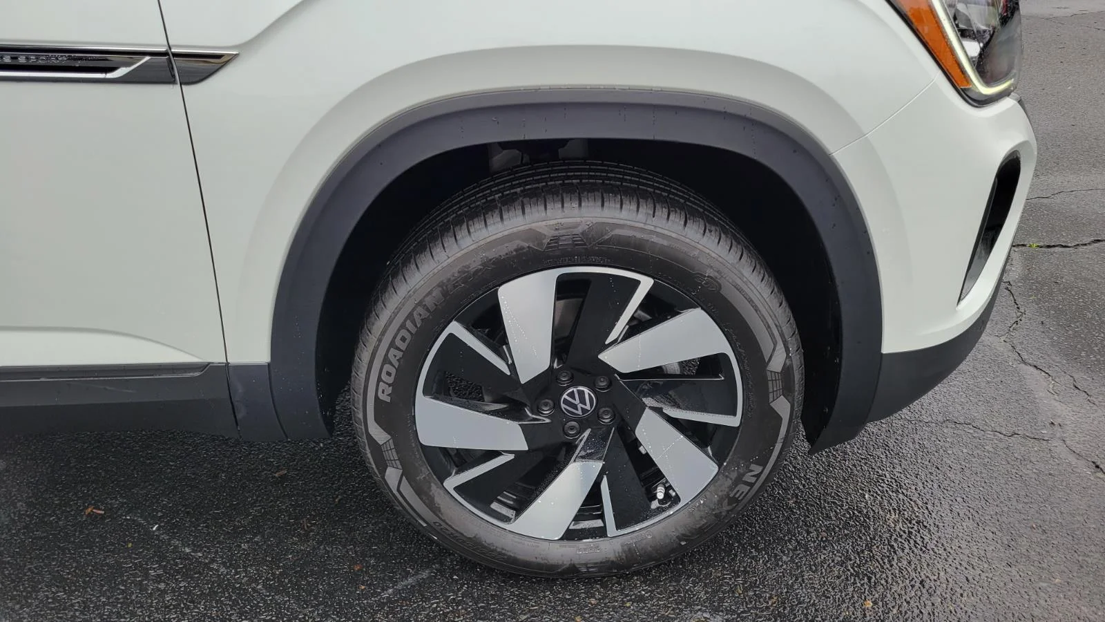 2026 Volkswagen Atlas Cross Sport SE w/Tech - Photo 18