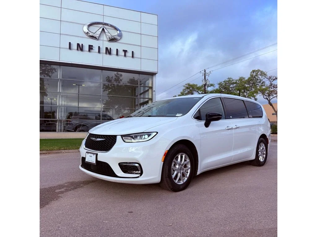 2025 Chrysler Pacifica Select's photo