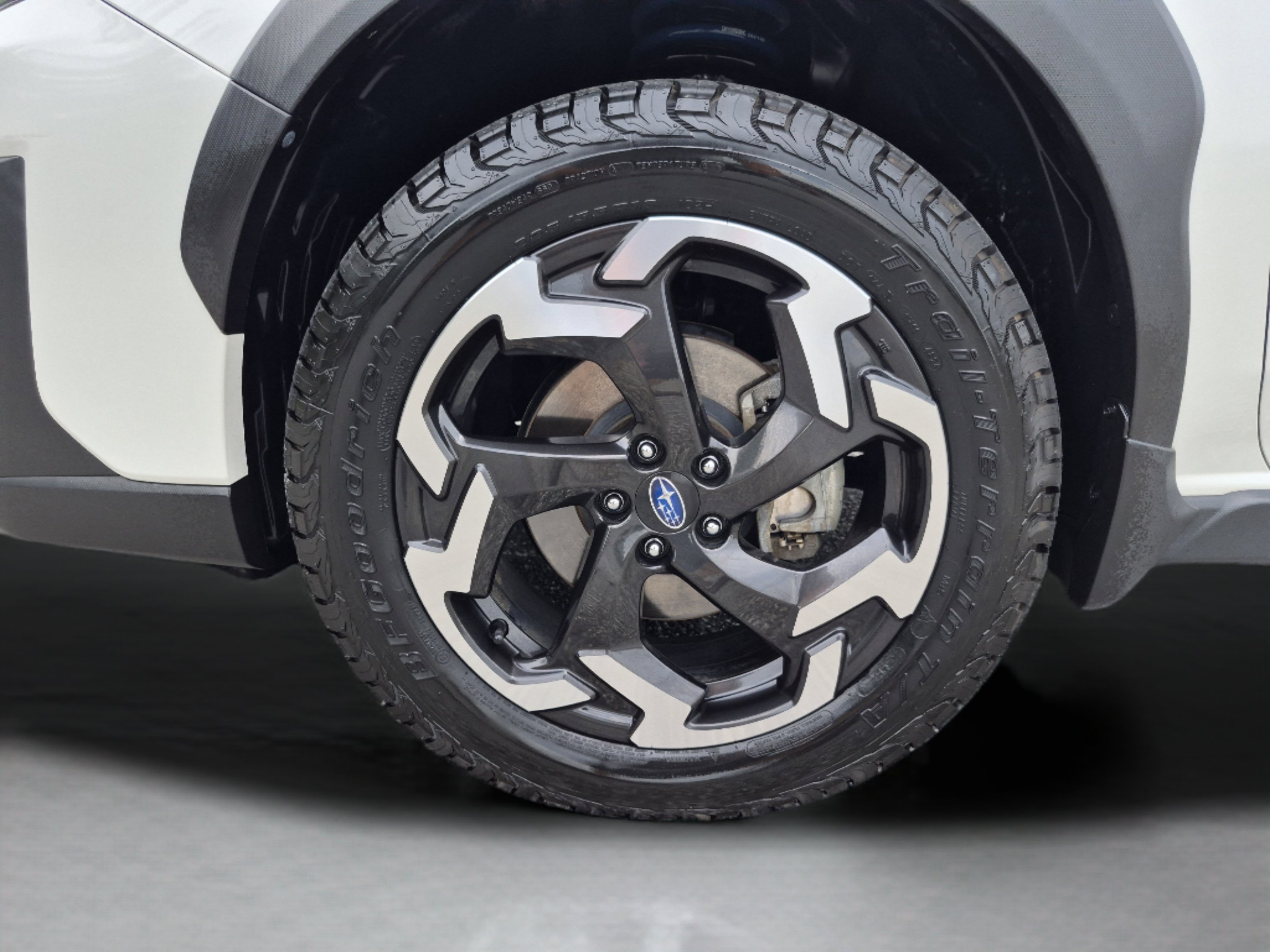 Used 2022 Crystal White Pearl Subaru Limited image 9