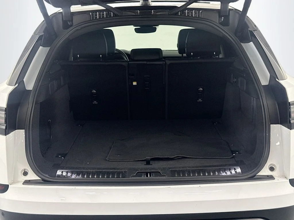 Certified Used 2025 White Land Rover Dynamic SE image 27