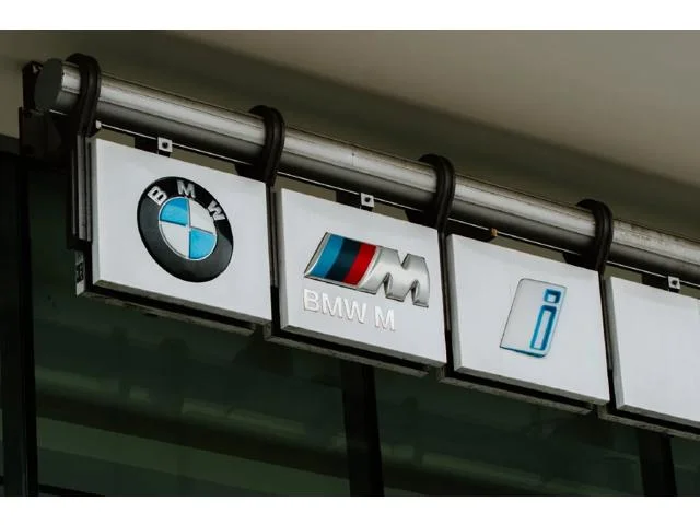 New 2027 Space Silver Metallic BMW  image 43