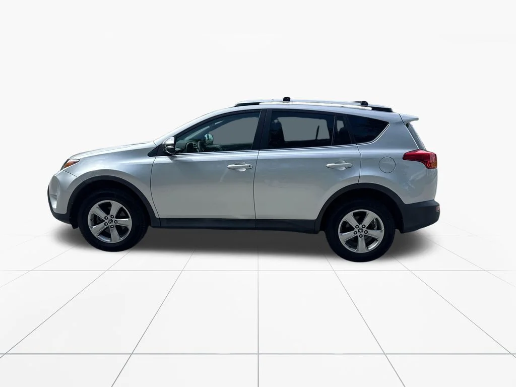 Used 2015 Classic Silver Metallic Toyota XLE image 4