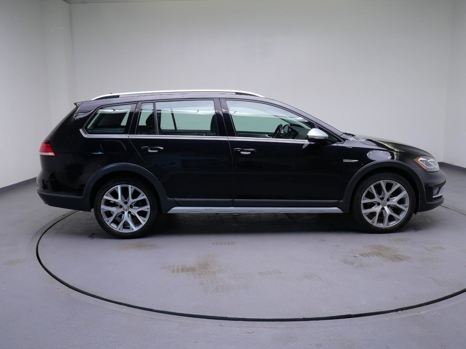 Used 2018  Volkswagen S image 4