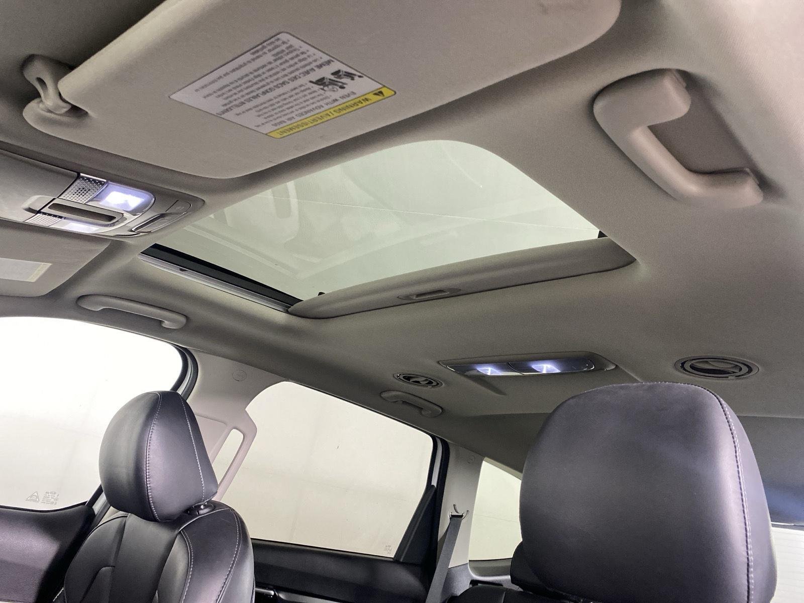 Used 2020 Snow White Pearl Kia  image 22