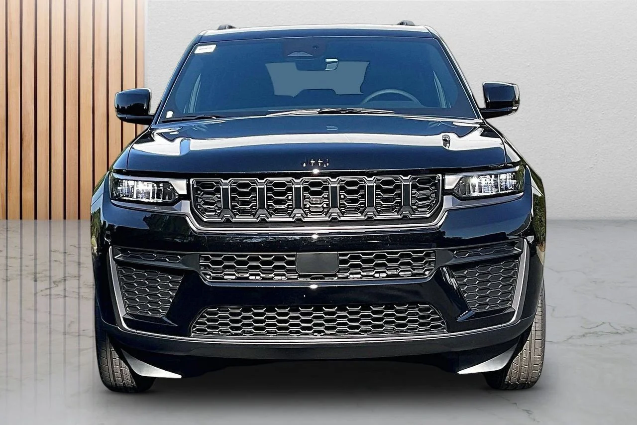 New 2026 Diamond Black Crystal Pearlcoat Jeep Altitude image 3