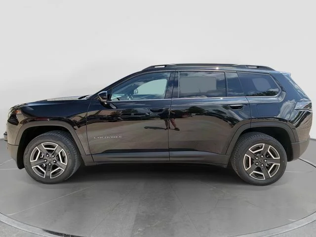 New 2026 Diamond Black Crystal Pearl-Coat Exterior Paint Jeep Laredo image 7