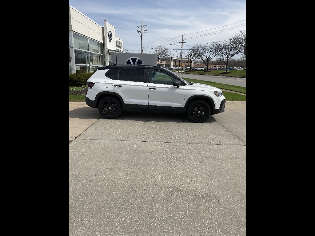 New 2026 Pure White w/ Deep Black Roof Volkswagen SE Black 4Motion image 3