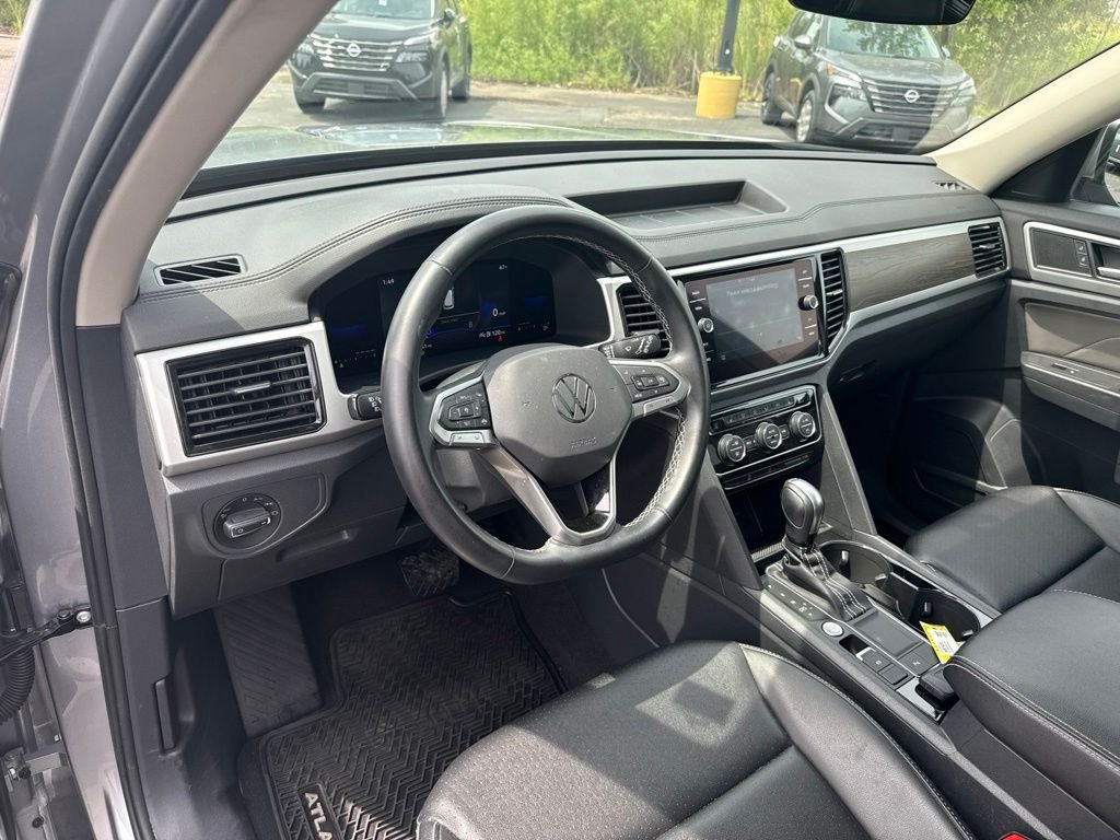 Used 2022 Silver Volkswagen 3.6L V6 SE w/Technology image 10