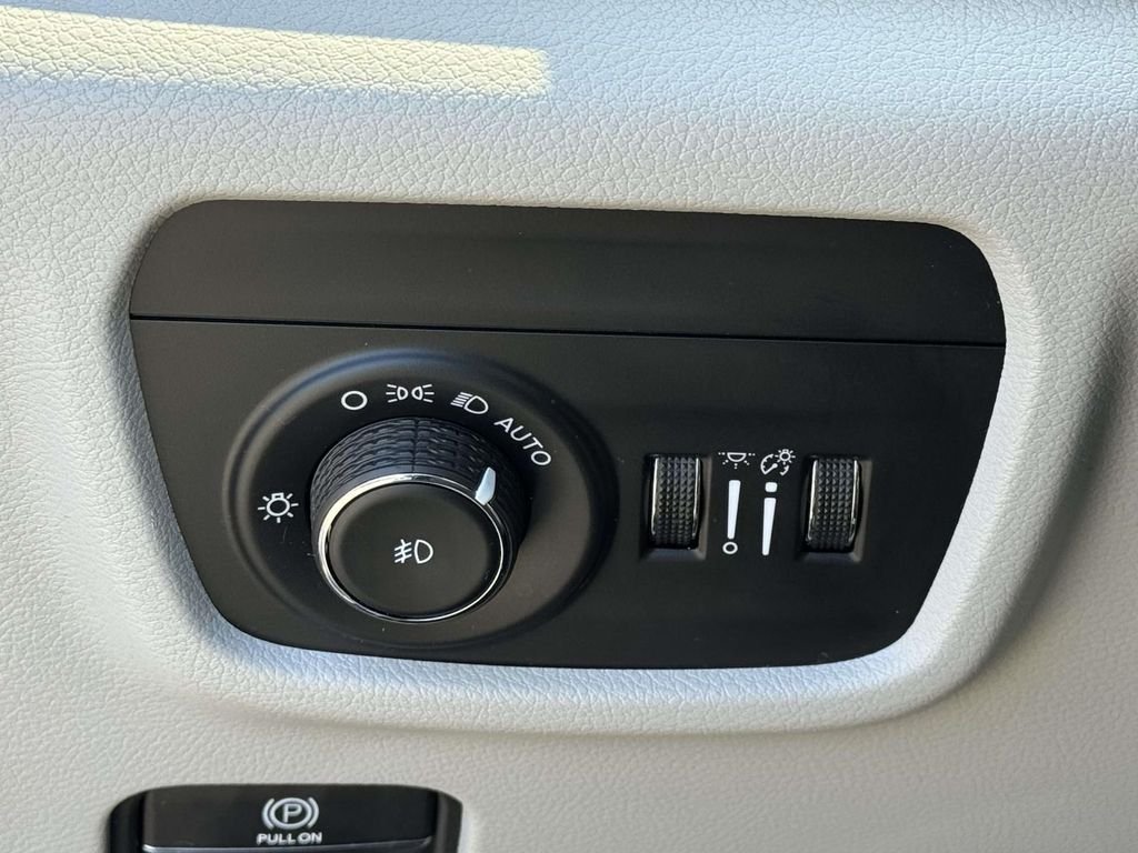 Used 2023 White Jeep Overland image 28
