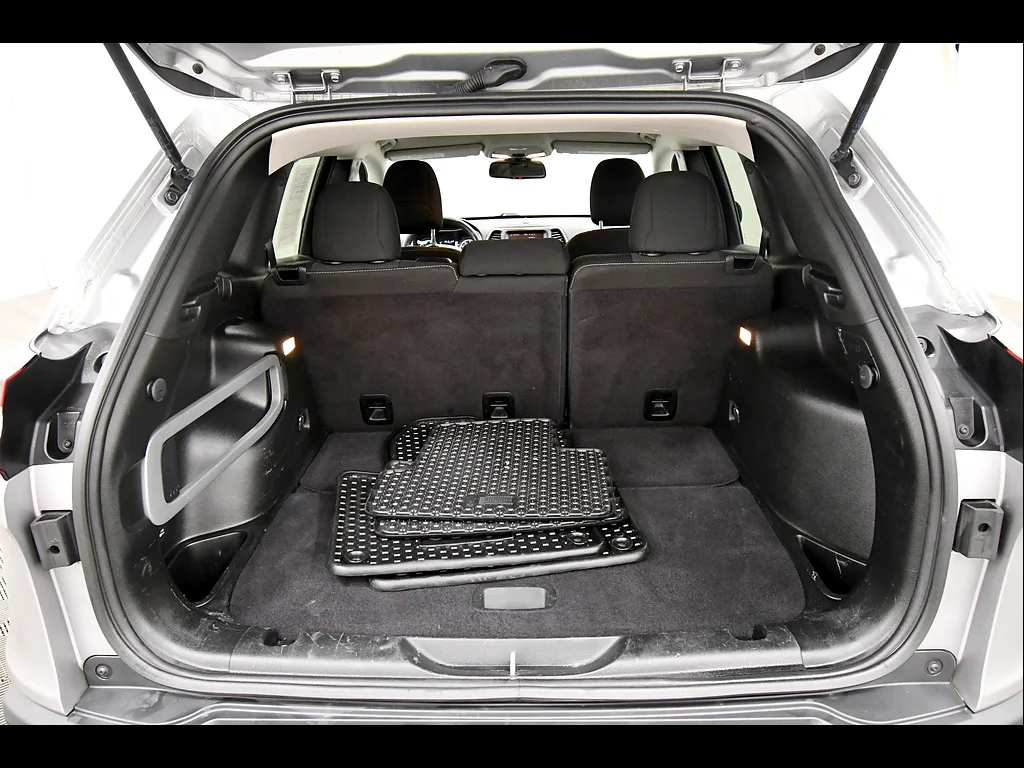 Used 2017 Billet Silver Metallic Clear Coat Jeep Latitude image 7