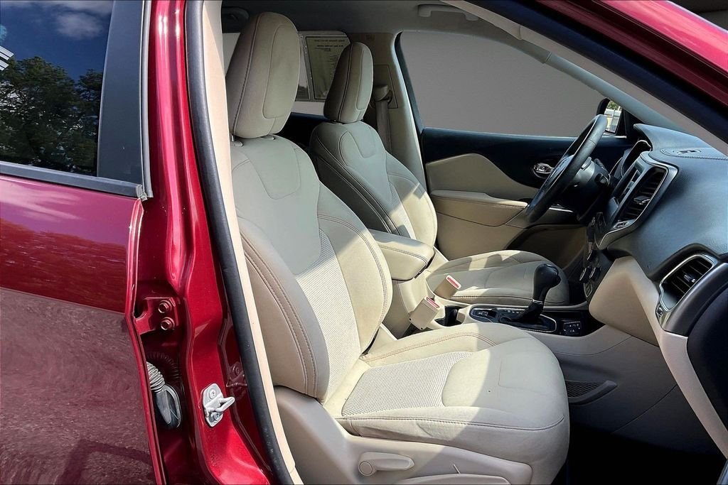 Used 2020 Red Jeep Latitude image 32