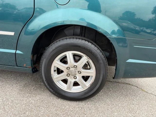 Used 2009 Green Chrysler Touring image 33