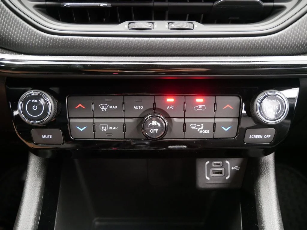 New 2026 Bright White Clearcoat Jeep Latitude image 27