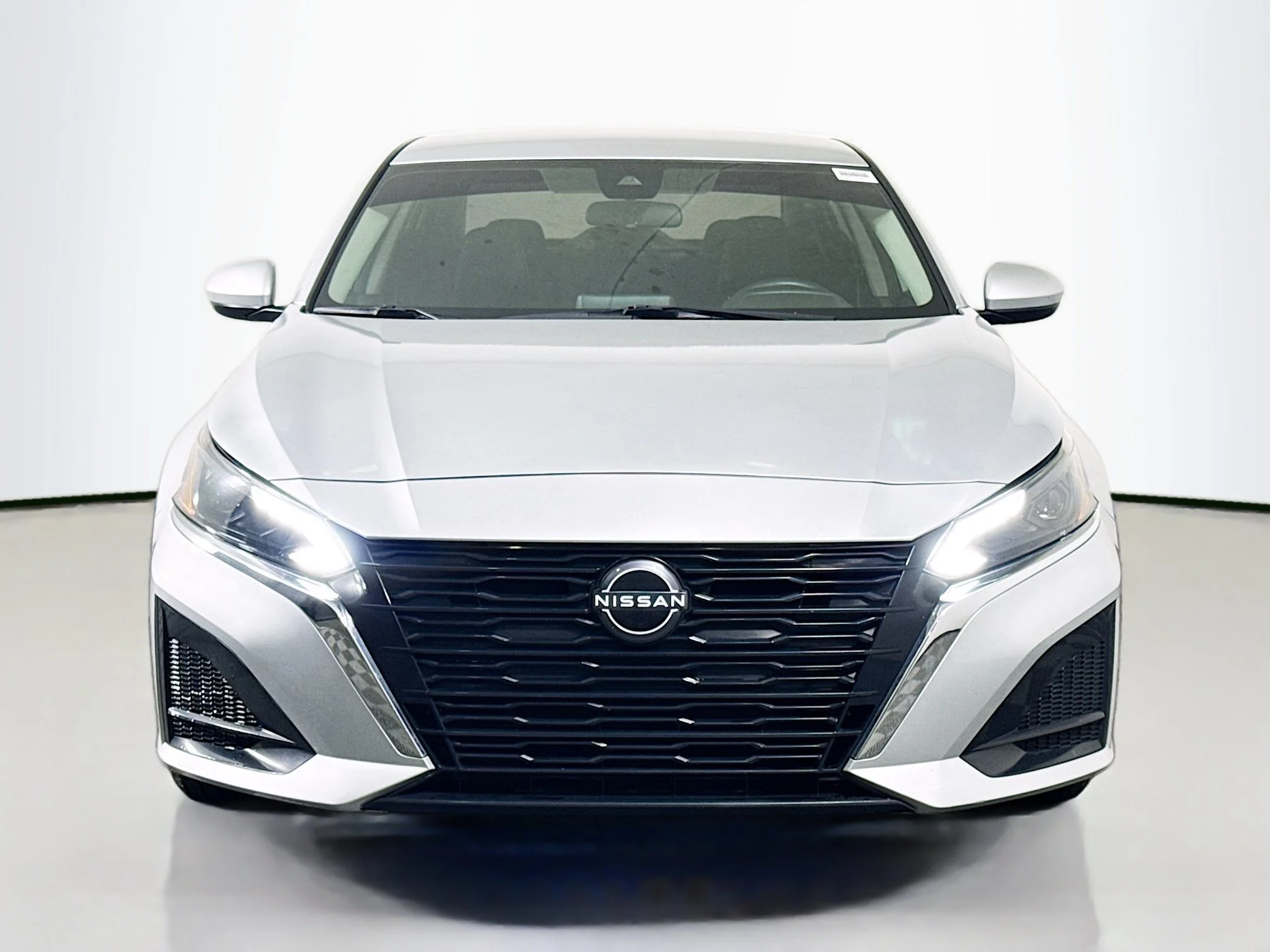 Used 2023 Brilliant Silver Metallic Nissan 2.5 SV image 2