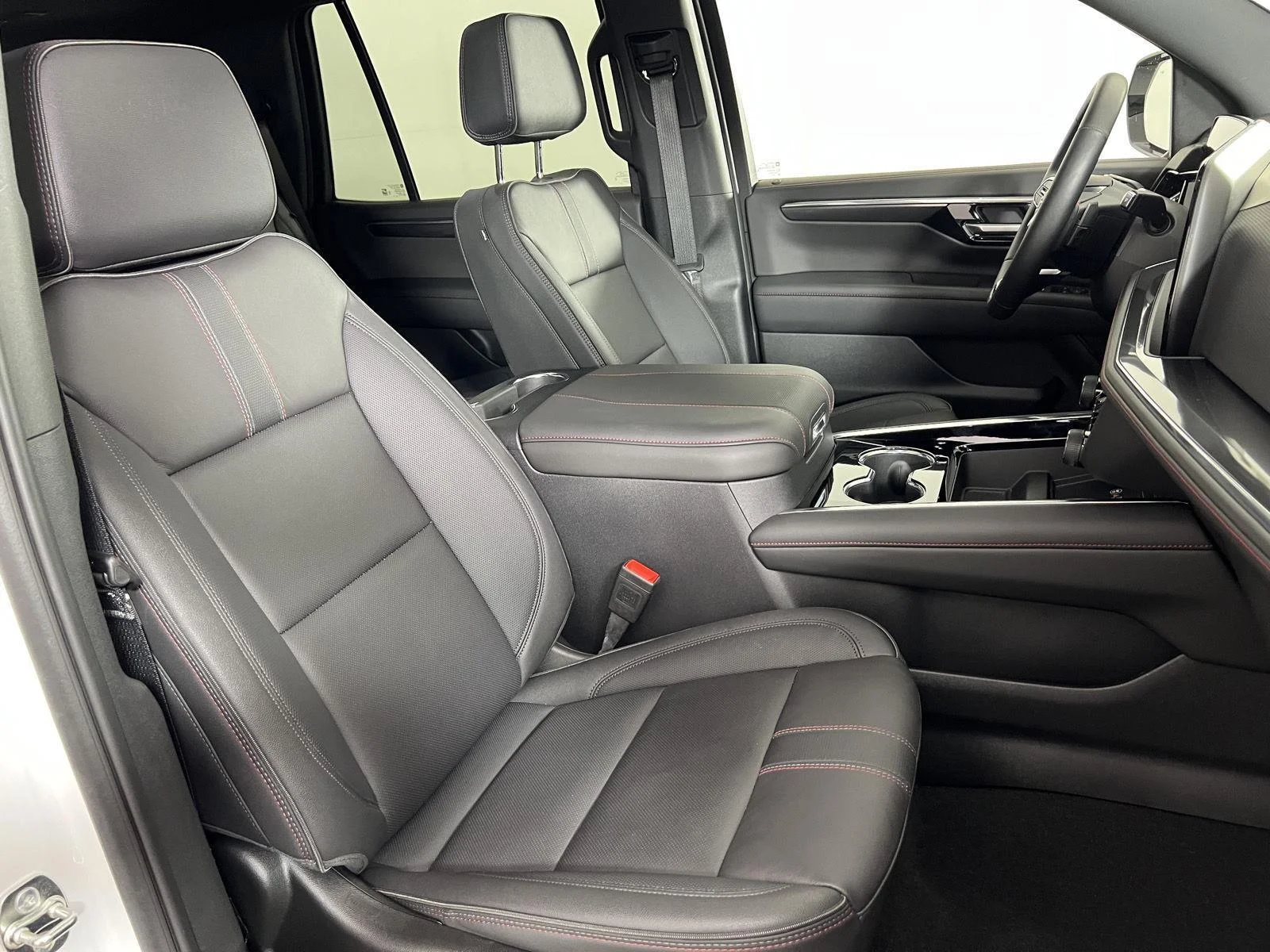 Used 2025 Iridescent Pearl Tricoat Chevrolet RST image 27