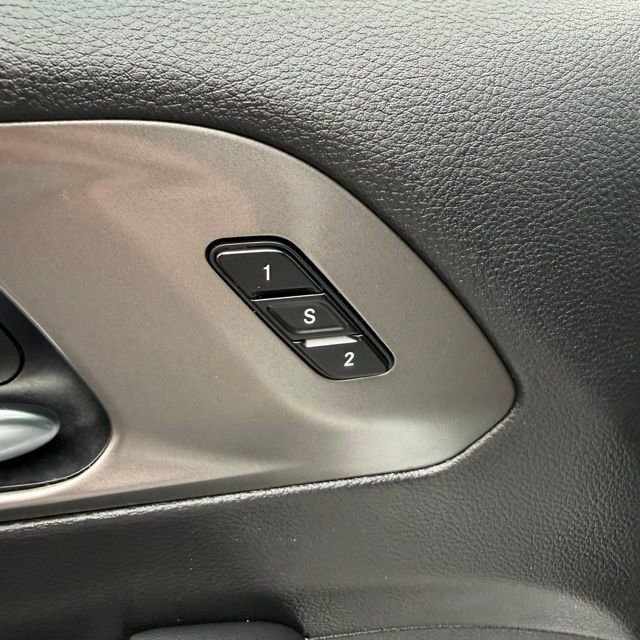 Used 2025  Chrysler Select image 14