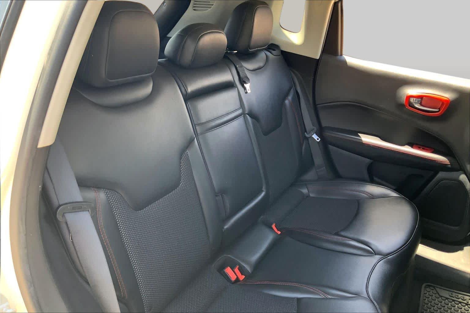 Used 2019 White Clearcoat Jeep Trailhawk image 20