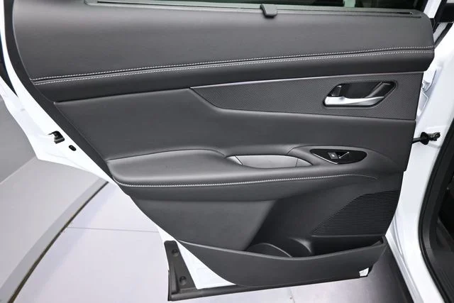 New 2026 Everest White Pearl TriCoat Nissan Platinum image 10