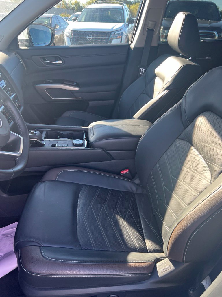Used 2025 White Pearl Nissan Platinum image 9