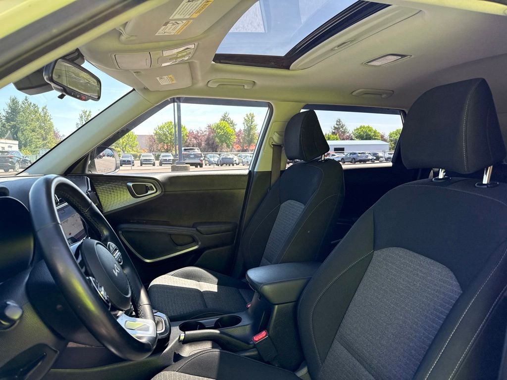 Used 2023 Snow White Pearl Kia EX image 9