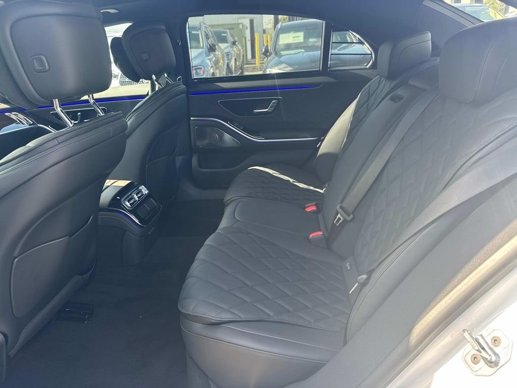 New 2026 MANUFAKTUR Moonlight White Metallic Mercedes-Benz S 580 image 6