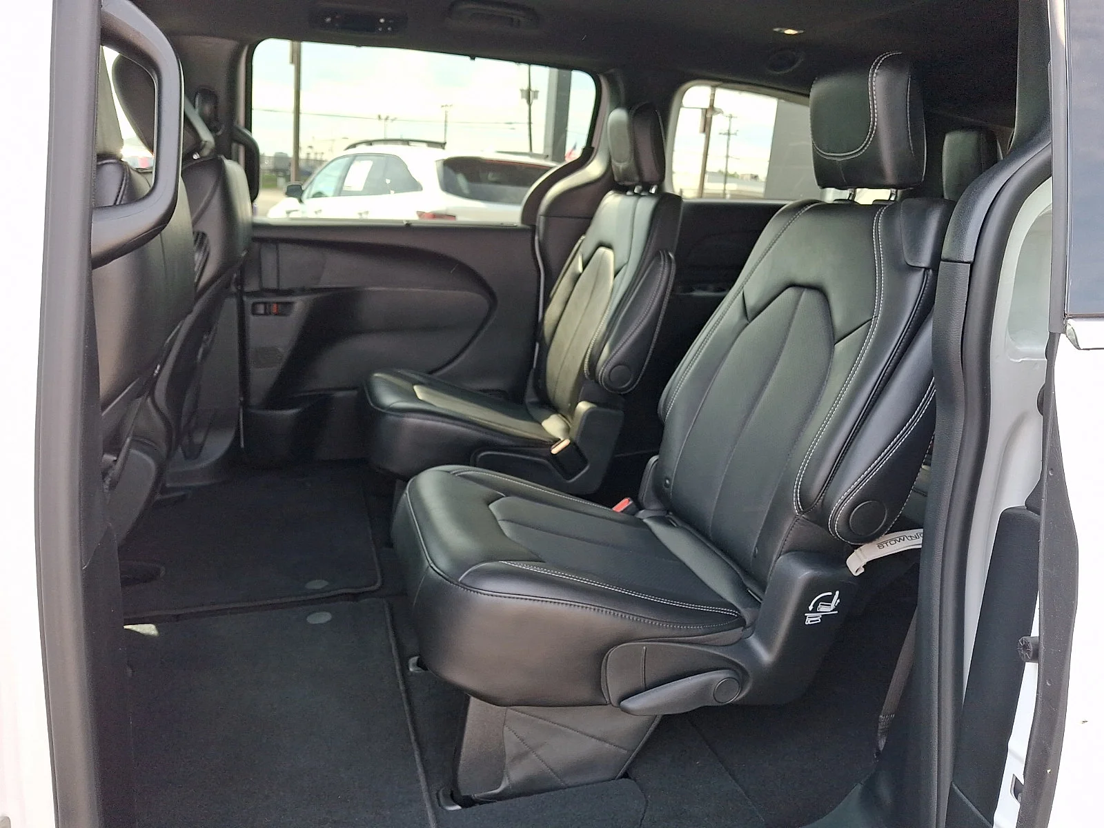 Used 2025 White Chrysler Select image 10