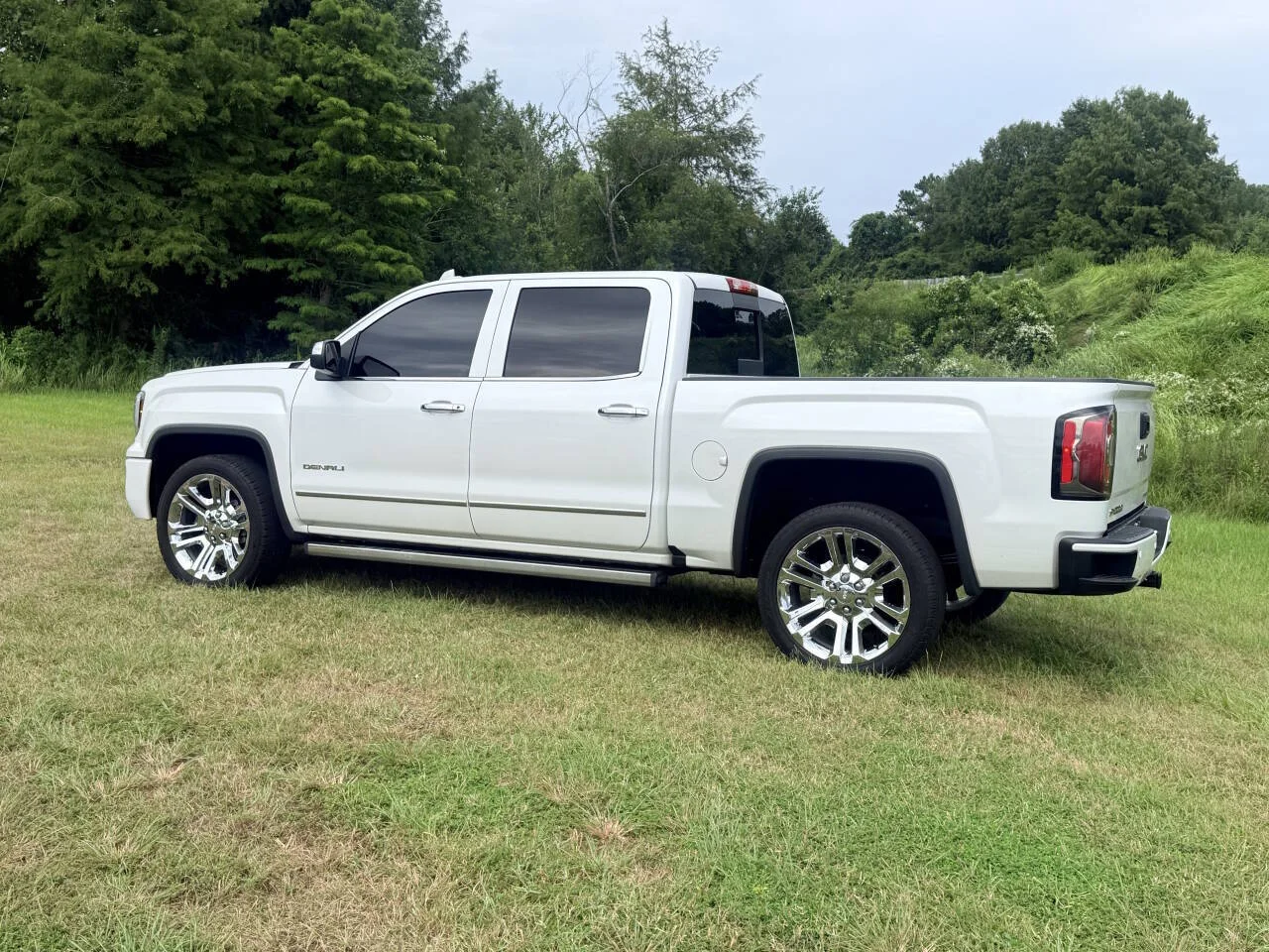 Used 2018 White GMC Denali 4x4 4dr Crew Cab 5.8 ft. SB image 3