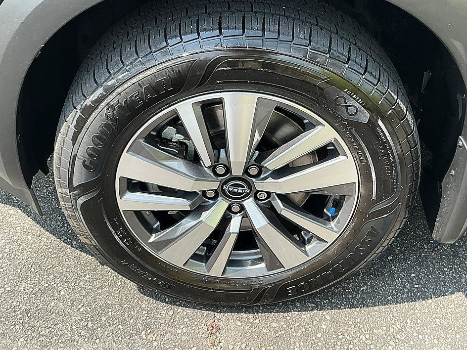 Used 2022 Super Black Nissan SL image 8