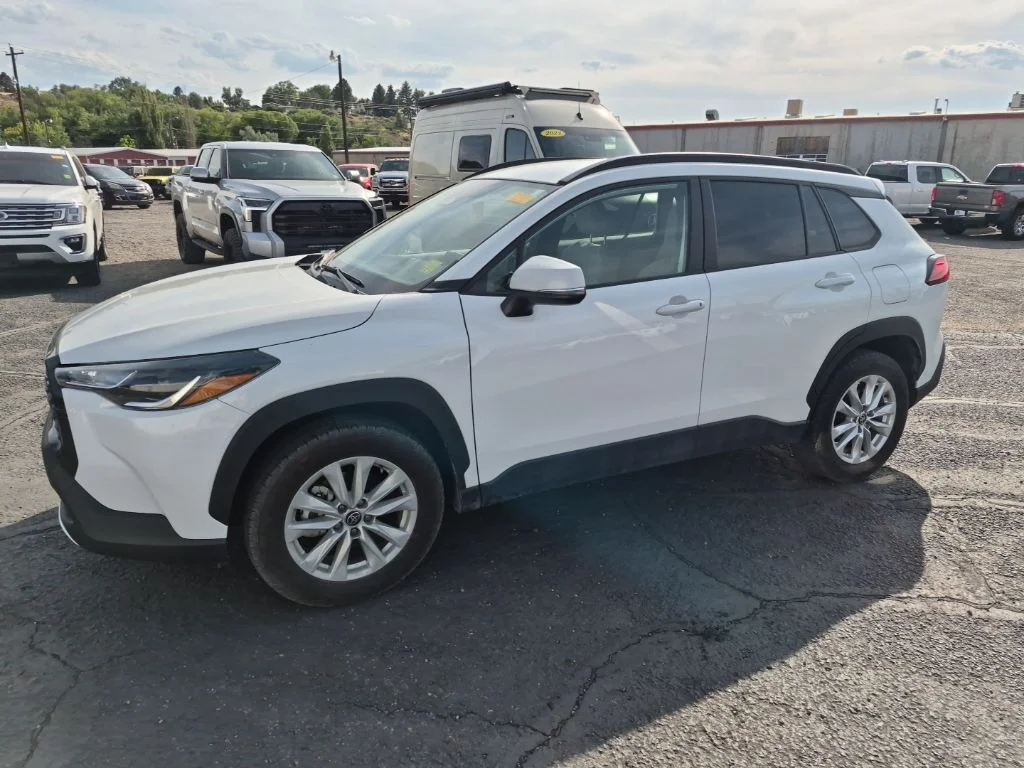 Used 2023 Pearl Toyota LE image 4