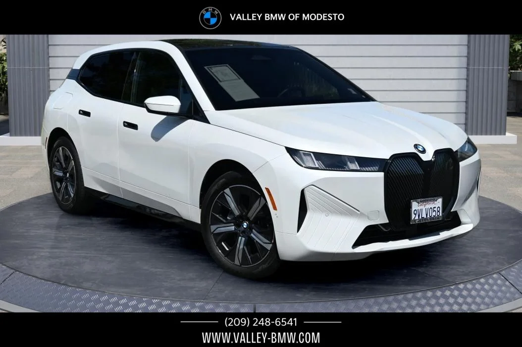 2026 BMW iX xDrive60's photo