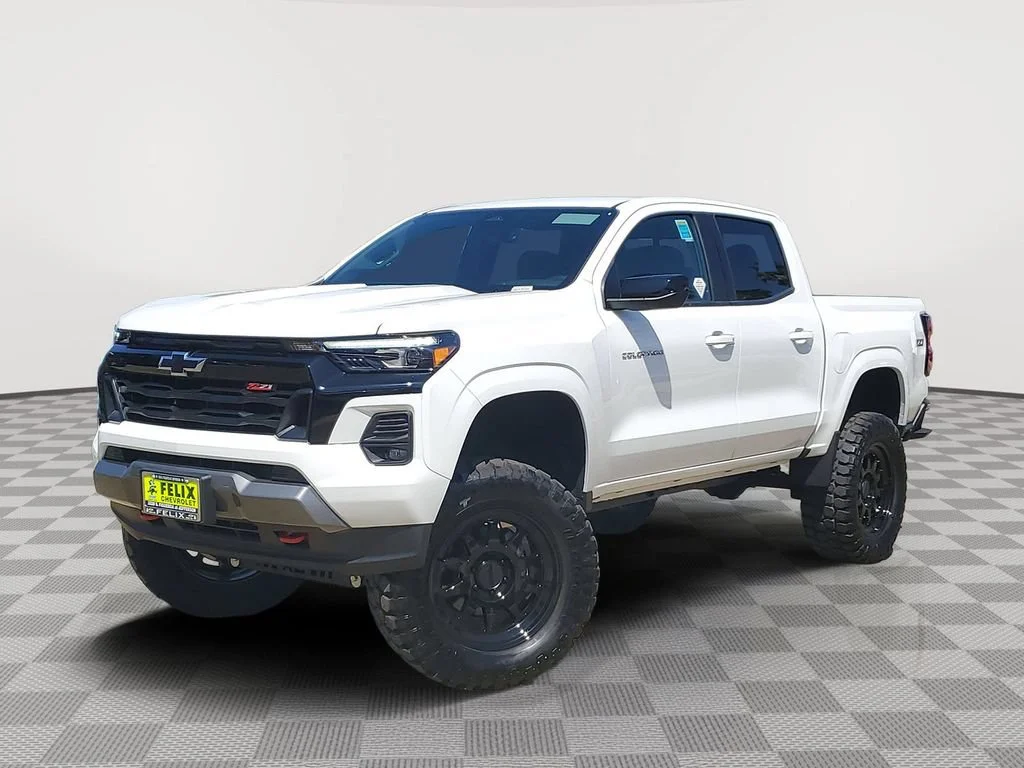2026 Chevrolet Colorado Z71 - Photo 2