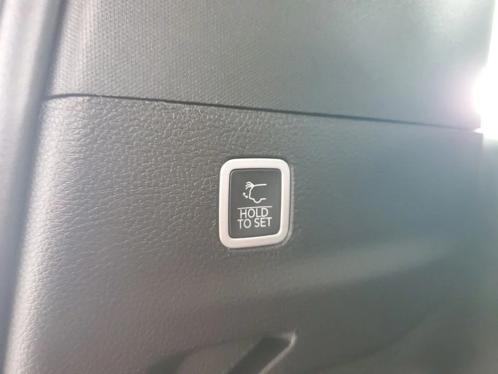 New 2026 Bright White Clear-Coat Exterior Paint Jeep Limited Reserve image 35
