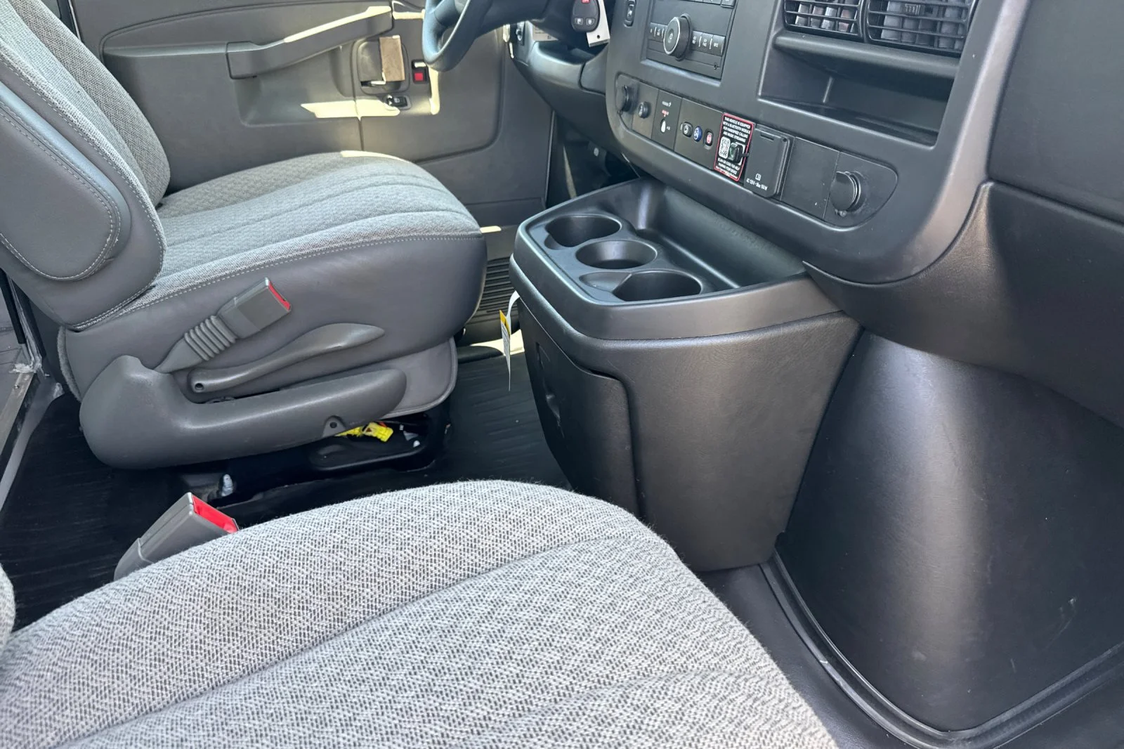 2025 Chevrolet Express Cutaway 3500 1WT view 14
