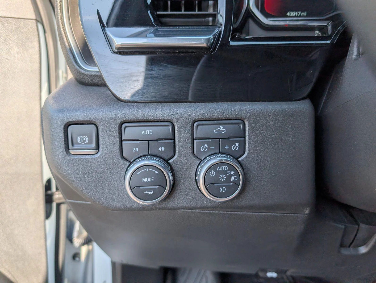 Used 2023 Summit White GMC Elevation image 28