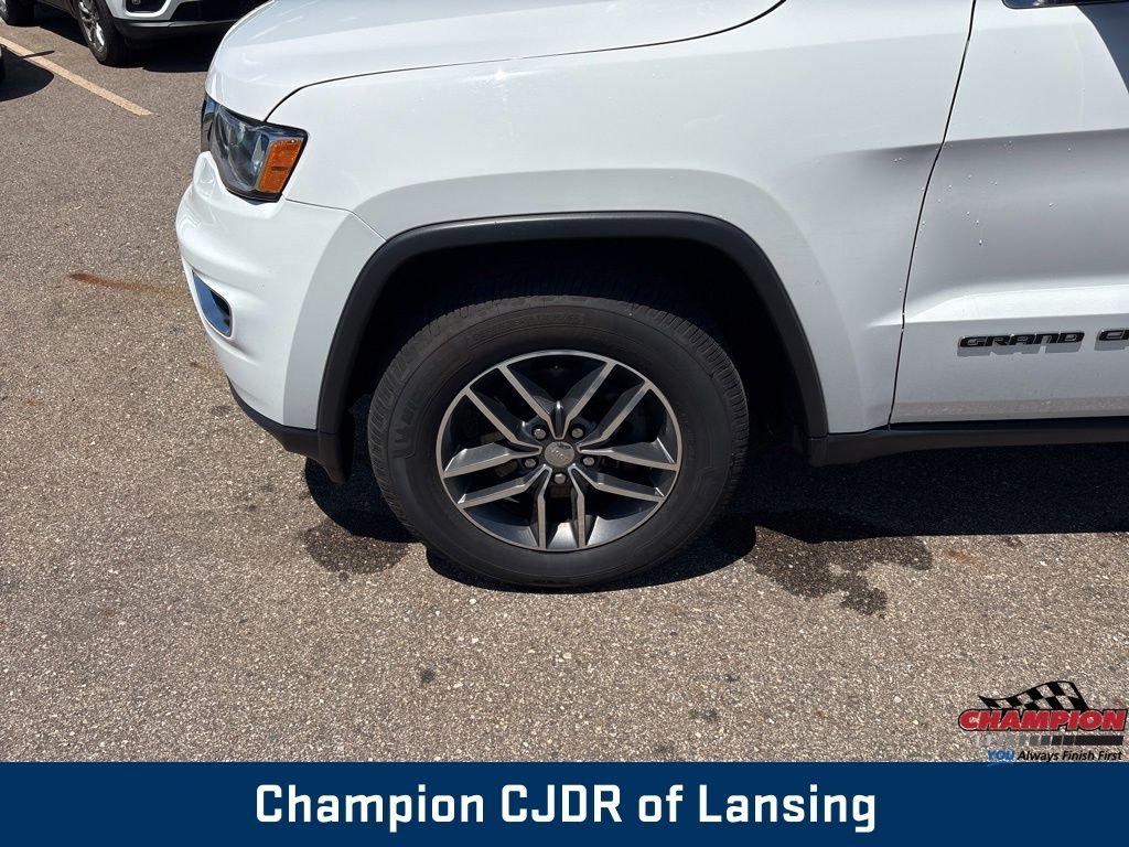 Used 2018 Bright White Clearcoat Jeep Laredo E image 32