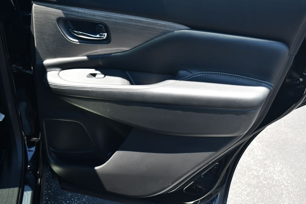 Used 2016 Magnetic Black Nissan SL image 31