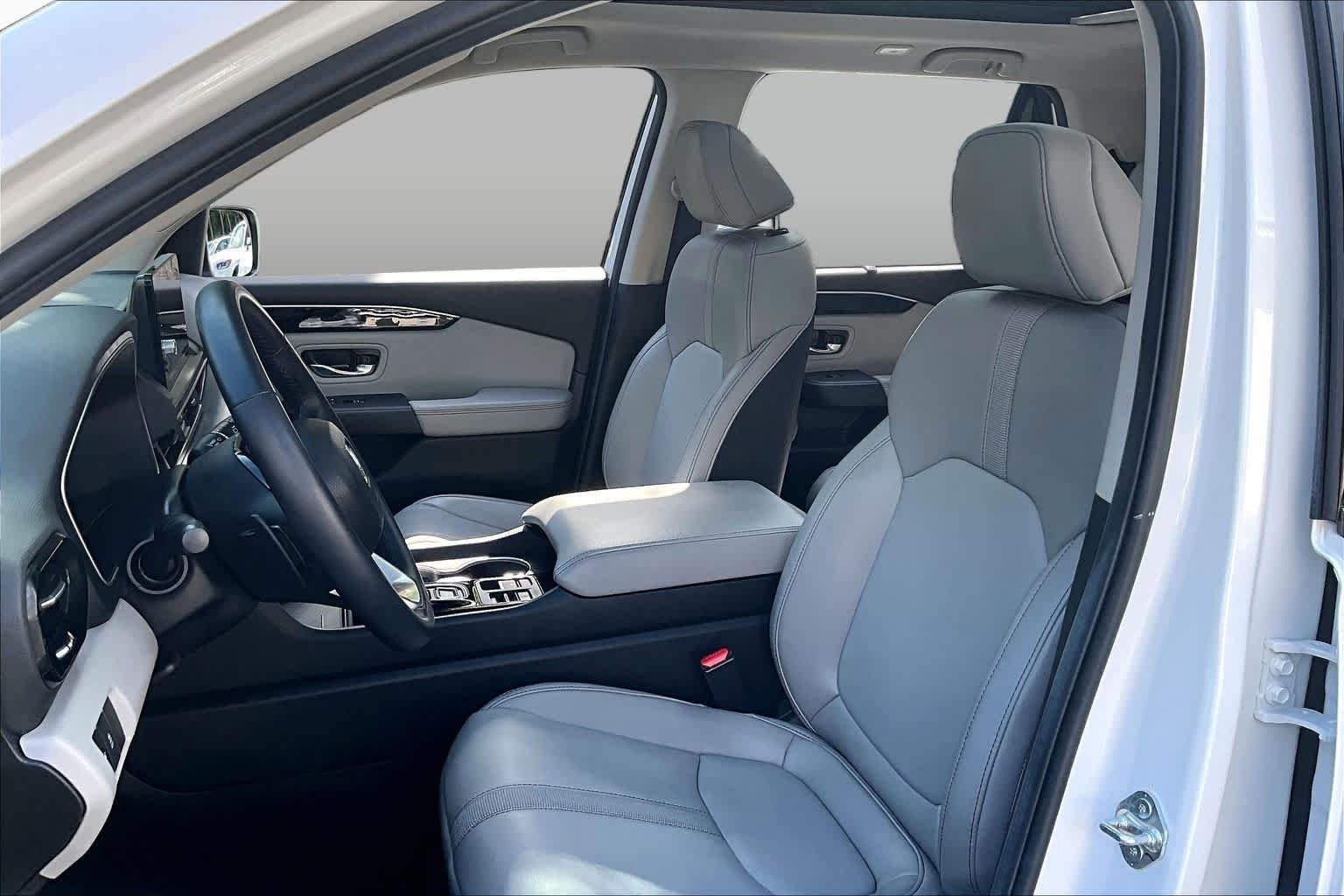 Used 2025 Platinum White Pearl Honda Touring image 8