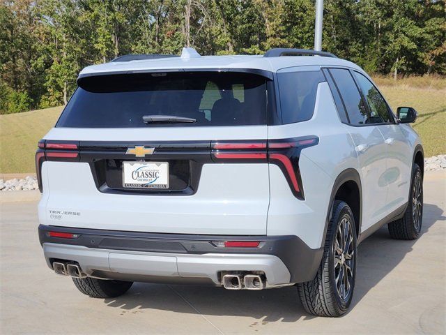 2026 Chevrolet Traverse photo 4