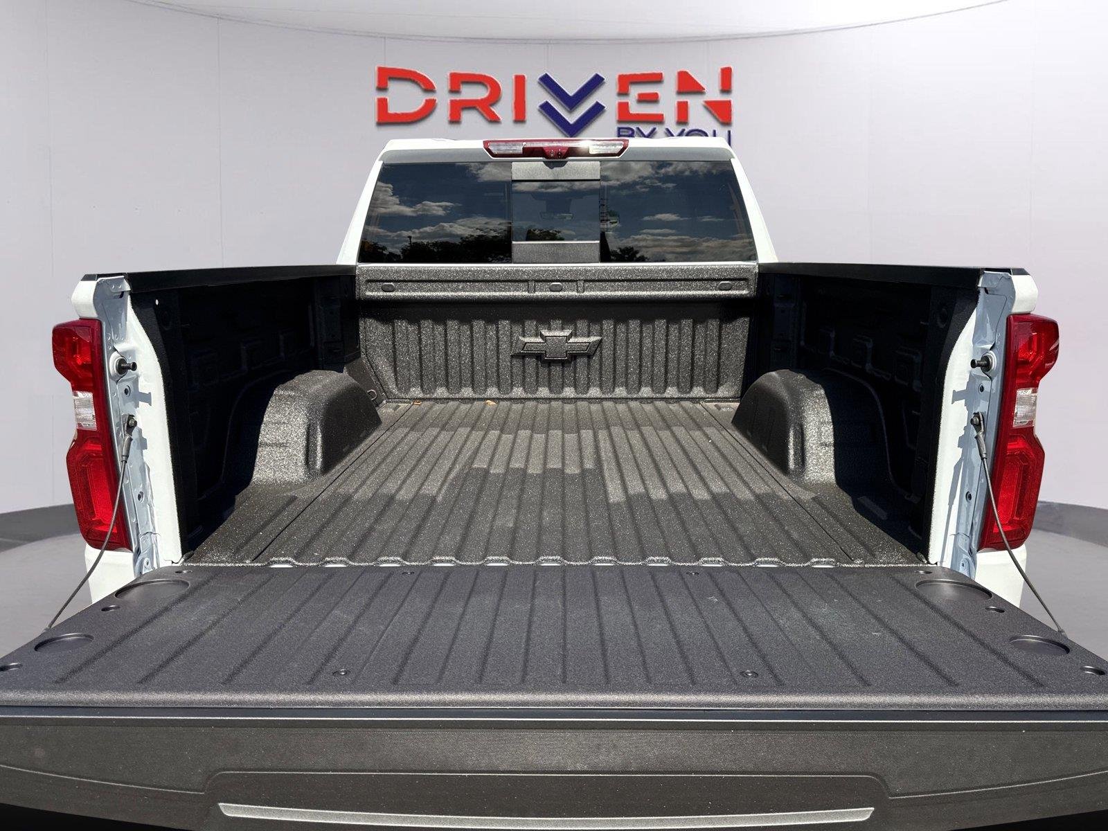 New 2026 Polar White Tricoat Chevrolet High Country image 34