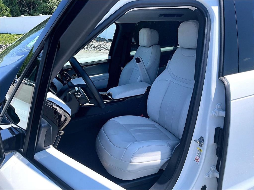 Used 2023 White Land Rover SE image 10