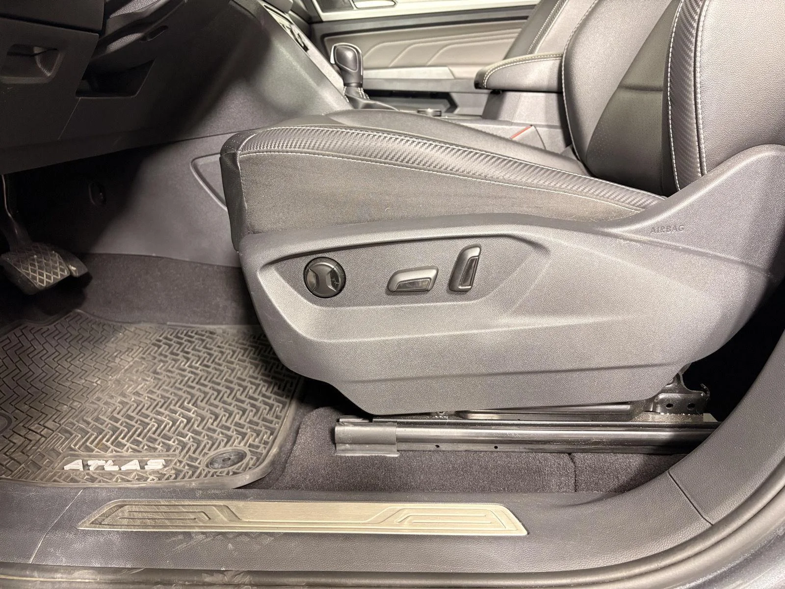 Used 2021 Platinum Gray Metallic Volkswagen 3.6L V6 SE w/Technology image 13