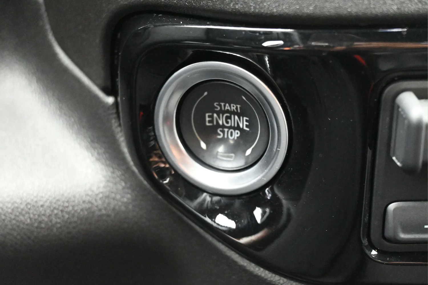Used 2025 White Chevrolet LT image 21