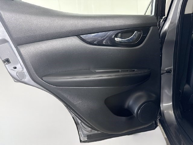 Used 2022 Gun Metallic Nissan SL image 22