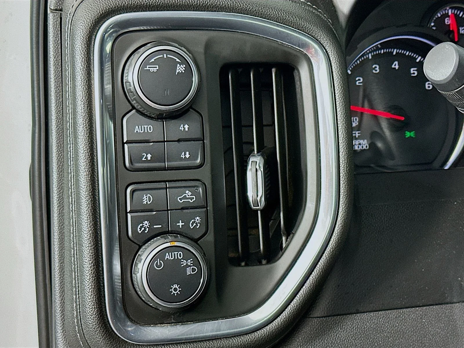 Used 2019 Summit White Chevrolet LT Trail Boss image 11