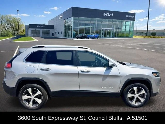 Used 2019 Silver Jeep Limited image 3