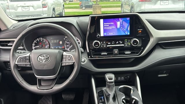 Used 2025 Pearl Toyota LE image 8