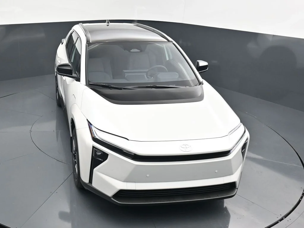 New 2026 Wind Chill Pearl <sup>1</sup> Toyota  XLE image 21